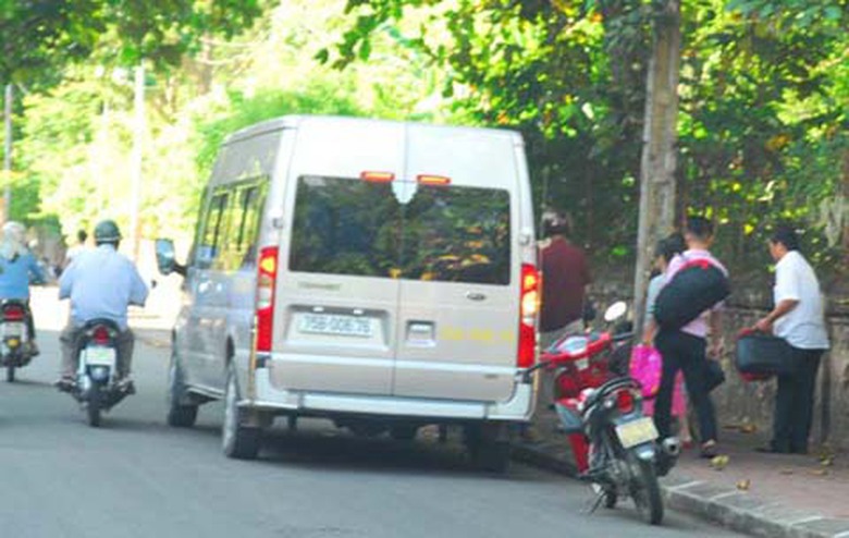 Xe d&ugrave; 75B 00676 trả kh&aacute;ch tr&ecirc;n đường L&ecirc; Lai