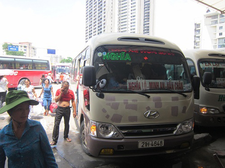 Một phụ xe c&ograve;n đang gọi điện xin dồn bớt kh&aacute;ch sang xe m&igrave;nh cho đủ để c&ograve;n xuất bến.