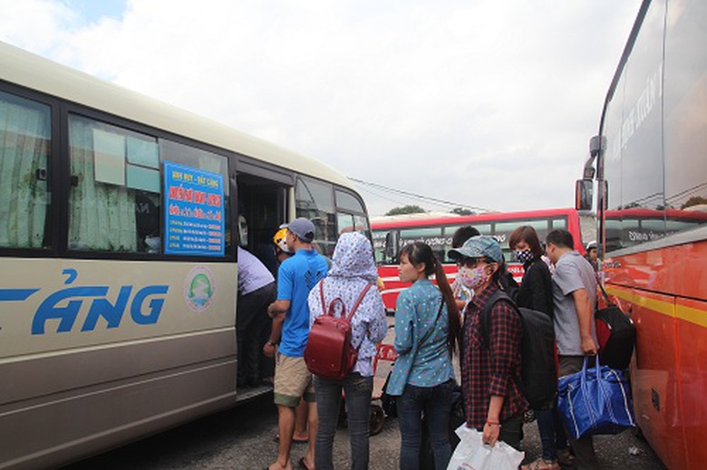 Một số xe về Hải Ph&ograve;ng, Th&aacute;i B&igrave;nh th&igrave; đ&ocirc;ng hơn ch&uacute;t &iacute;t v&agrave;o khoảng gần đầu giờ trưa.