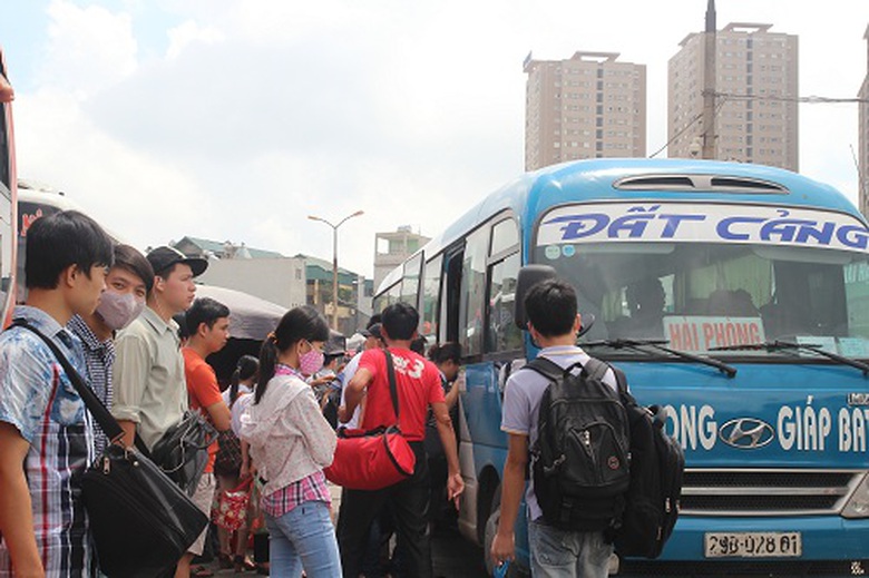 Kh&ocirc;ng cần phải chen lấn, cứ từ từ xếp h&agrave;ng l&ecirc;n từng người một bởi chỗ c&ograve;n rất nhiều.