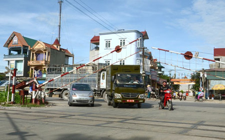 Đoạn đường ngang sử dụng vật liệu Carboncor Asphal v&agrave;o thi c&ocirc;ng sửa chữa mặt đường bộ trong phạm vi đường ngang cho ph&eacute;p