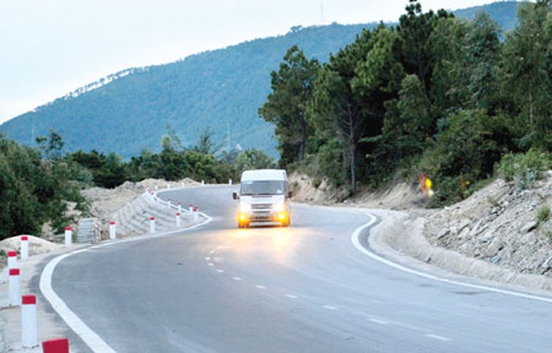 Con đường dẫn v&agrave;o khu mộ Đại tướng V&otilde; Nguy&ecirc;n Gi&aacute;p đ&atilde; được thảm nhựa