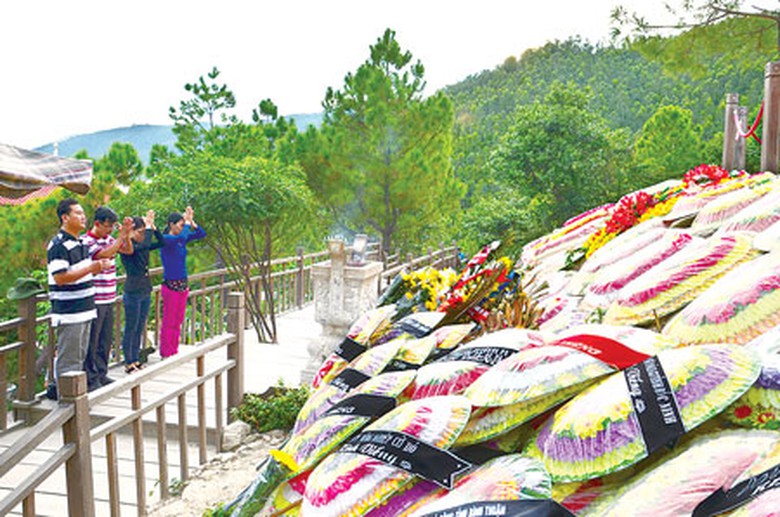 Con đường dẫn v&agrave;oĐo&agrave;n người đến viếng mộ Đại tướng kh&ocirc;ng l&uacute;c n&agrave;o ngớt khu mộ Đại tướng V&otilde; Nguy&ecirc;n Gi&aacute;p đ&atilde; được thảm nhựa