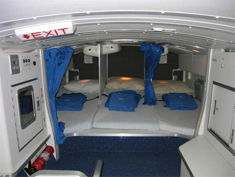 B&ecirc;n trong kh&ocirc;ng gian tưởng c&oacute; vẻ kh&aacute; chật n&agrave;y lại l&agrave; những tiện &iacute;ch tuyệt vời như tai nghe điện thoại v&agrave; m&aacute;y t&iacute;nh, đ&egrave;n đọc s&aacute;ch, bộ đồ ngủ v&agrave; chăn ấm...