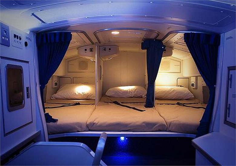 C&ugrave;ng ngắm h&igrave;nh ảnh về những khoang nghỉ tuyệt vời của phi h&agrave;nh đo&agrave;n tr&ecirc;n c&aacute;c chuyến bay được chia sẻ tr&ecirc;n Twitter. Trong ảnh l&agrave; khoang nghỉ tr&ecirc;n m&aacute;y bay Boeing 777. Giường nằm tạo cảm gi&aacute;c &ecirc;m &aacute;i v&agrave; &aacute;nh s&aacute;ng cũng rất dịu nhẹ.