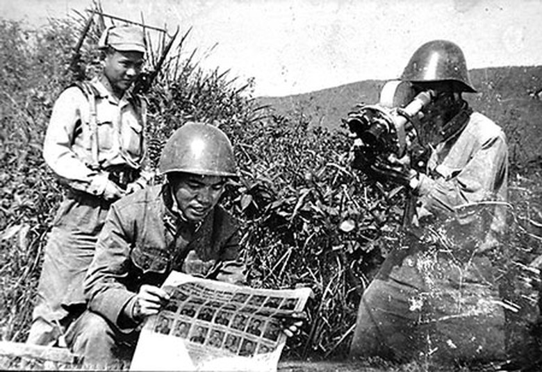 Quay phim tư liệu về anh h&ugrave;ng Nguyễn Viết Xu&acirc;n