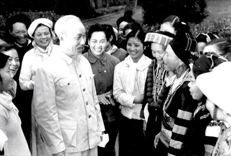 Chủ tịch Hồ Ch&iacute; Minh v&agrave; c&aacute;c đại biểu d&acirc;n tộc &iacute;t người tại Đại hội Đại biểu to&agrave;n quốc lần thứ III, th&aacute;ng 9/1960