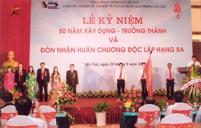 Đ&oacute;n nhận Hu&acirc;n chương Độc lập hạng Ba