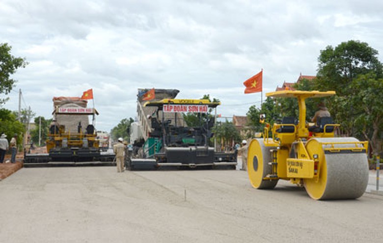 Nh&agrave; thầu Sơn Hải bố tr&iacute; hai m&aacute;y thảm chạy song song nhằm triệt ti&ecirc;u r&atilde;nh dọc giữa hai đường thảm, đảm bảo độ dốc ngang mặt đường