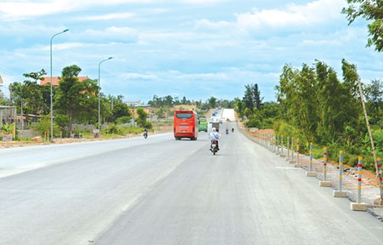 Đoạn thảm b&ecirc; t&ocirc;ng nhựa lớp 1 do Tập đo&agrave;n Sơn Hải thi c&ocirc;ng G&oacute;i thầu số 10 đ&atilde; được th&ocirc;ng xe từ th&aacute;ng 7, nhưng đến nay, qua kiểm tra, mặt đường kh&ocirc;ng hề c&oacute; hiện tượng l&uacute;n tại bất cứ vị tr&iacute; n&agrave;o