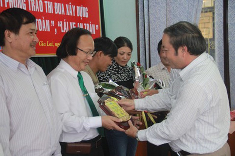 Sở GTVT Gia Lai đ&atilde; trao cho 10 tập thể, 20 c&aacute; nh&acirc;n đạt danh hiệu Doanh nghiệp vận tải an to&agrave;n