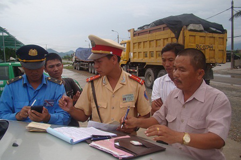 Lực lượng chức năng lập bi&ecirc;n bản xử l&yacute; xe vi phạm qu&aacute; tải
