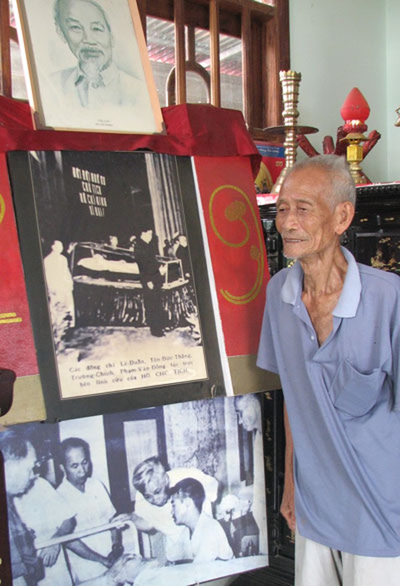 &Ocirc;ng T&aacute;m B&igrave;nh b&ecirc;n những bức h&igrave;nh B&aacute;c Hồ được đặt ở b&agrave;n thờ từ nhiều năm nay