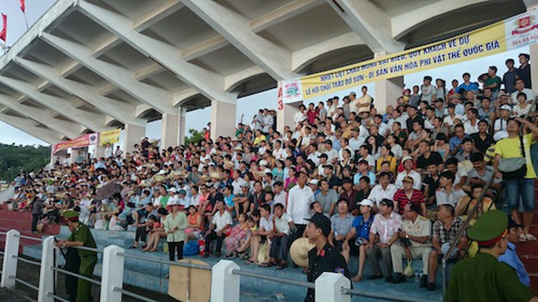 Kh&aacute;n giả ngồi k&iacute;n kh&aacute;n đ&agrave;i trong buổi chọi tr&acirc;u lớn nhất. Kh&ocirc;ng ch&aacute;y v&eacute;