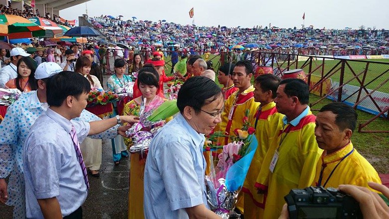 Ban Tổ chức v&agrave; c&aacute;c nh&agrave; t&agrave;i trợ tặng hoa cho c&aacute;c chủ tr&acirc;u c&oacute; tr&acirc;u tham dự Lễ hội 2014