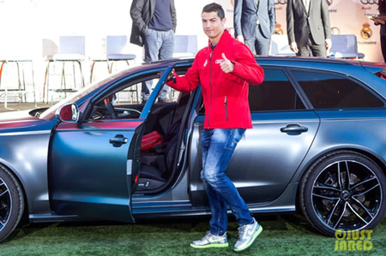 Ronaldo b&ecirc;n chiếc Audi RS6