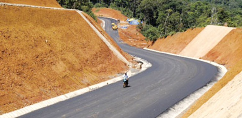 Sau 23 năm t&aacute;i lập tỉnh, hiện Kon Tum đ&atilde; c&oacute; 4.098 km đường giao th&ocirc;ng, trong đ&oacute; 5 tuyến qu&ocirc;́c l&ocirc;̣ với tổng chiều d&agrave;i l&agrave; 446 km