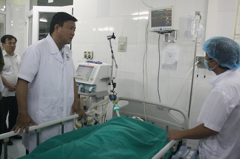 Bộ trưởng Đinh La Thăng trực tiếp thăm hỏi, trao phần qu&agrave; hỗ trợ cho gia đ&igrave;nh c&aacute;c nạn nh&acirc;n tại Bệnh viện Đa khoa tỉnh L&agrave;o Cai