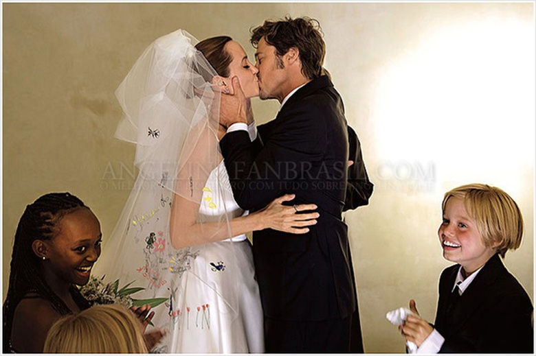 Angelina Jolie v&agrave; Brad Pitt đ&atilde; ch&iacute;nh thức trở th&agrave;nh vợ chồng sau 9 năm y&ecirc;u nhau