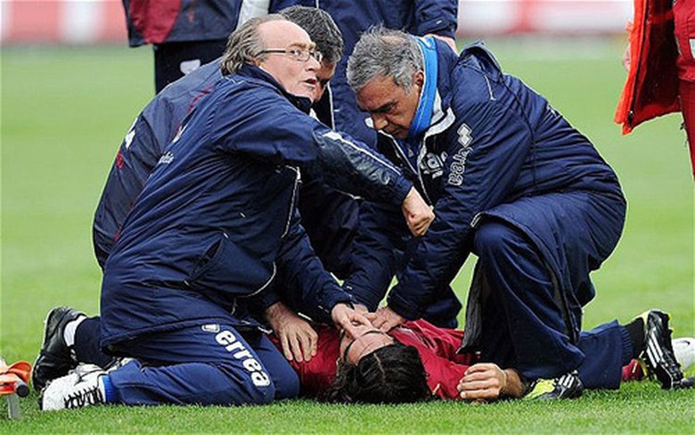 Đột quỵ trong b&oacute;ng đ&aacute; dễ khiến cầu thủ tử vong