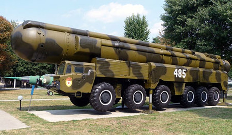 T&ecirc;n lửa di động tầm trung RSD-10 Pioneer (SS-20) của Nga do Li&ecirc;n X&ocirc; cũ sản xuất
