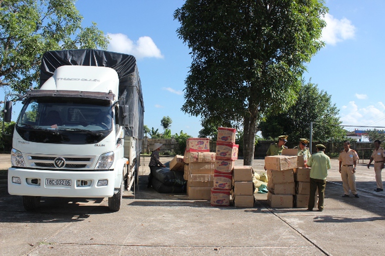 Xe &ocirc; t&ocirc; tải mang BKS 18C-032.05 bị lực lượng CSGT Thanh H&oacute;a bắt giữ