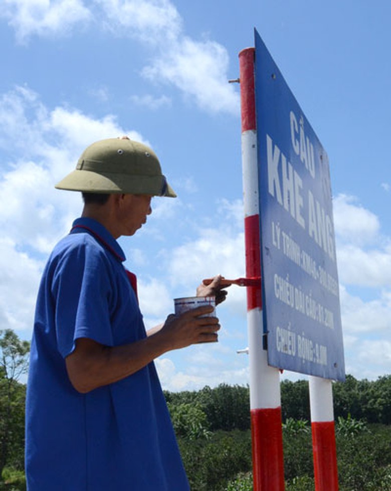 Những người thợ đang ho&agrave;n thiện nốt c&aacute;c phần việc cuối c&ugrave;ng để ng&agrave;y 6/9 c&acirc;y cầu ch&iacute;nh thức được kh&aacute;nh th&agrave;nh v&agrave; đưa v&agrave;o sử dụng