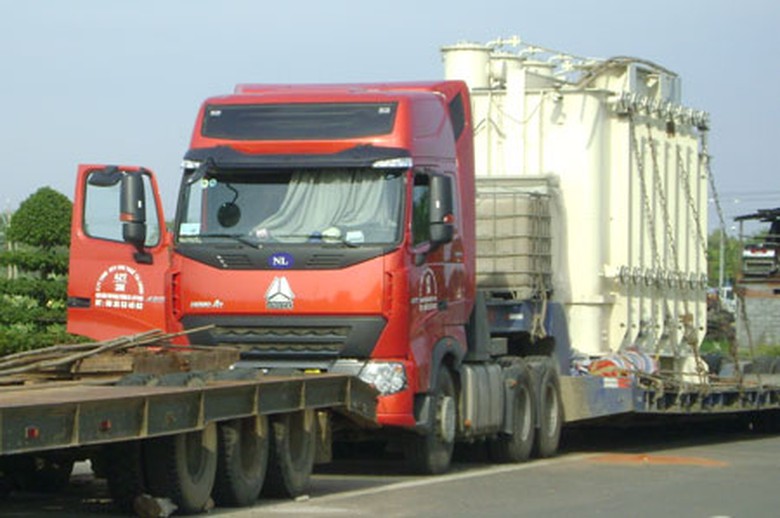 Xe chở h&agrave;ng &ldquo;si&ecirc;u khủng&rdquo; bị tạm giữ ở B&igrave;nh Thuận