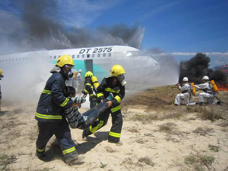 Một h&agrave;nh kh&aacute;ch bị thương sau vụ tai nạn