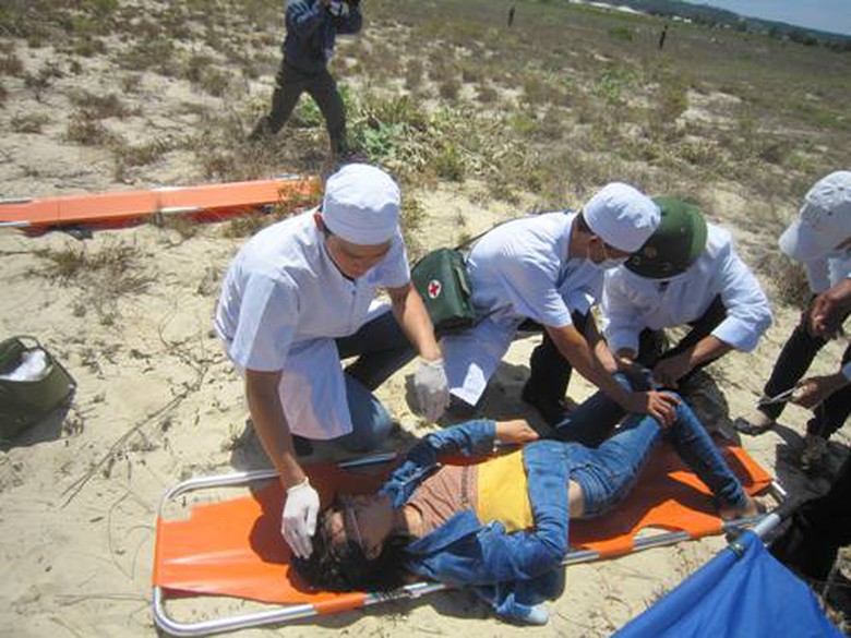 Đội ngũ y tế t&iacute;ch cực sơ cứu cho nạn nh&acirc;n