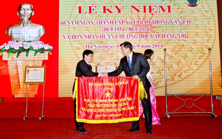 Bộ trưởng Đinh La Thăng trao Bức trướng cho Y tế GTVT