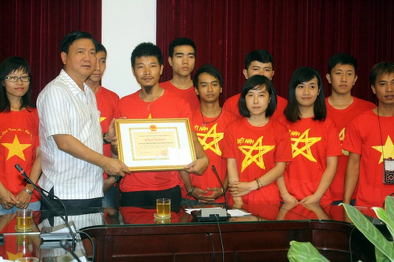 Bộ trưởng Đinh La Thăng trao Bằng khen cho nh&oacute;m Phượt Phong V&acirc;n