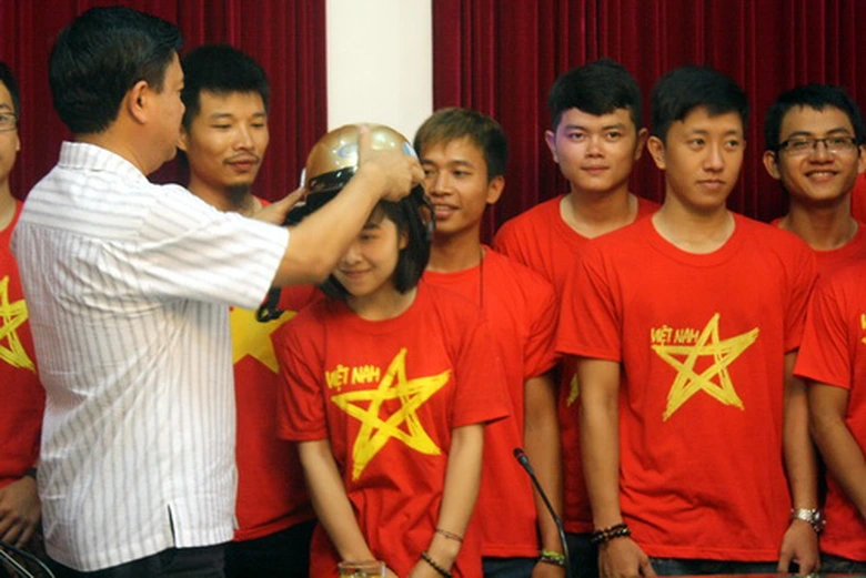 Bộ trưởng Đinh La Thăng tặng mỗi th&agrave;nh vi&ecirc;n một chiếc mũ bảo hiểm v&agrave; mong rằng nh&oacute;m Phượt Phong V&acirc;n sẽ l&agrave; những tuy&ecirc;n truyền vi&ecirc;n ATGT t&iacute;ch cực
