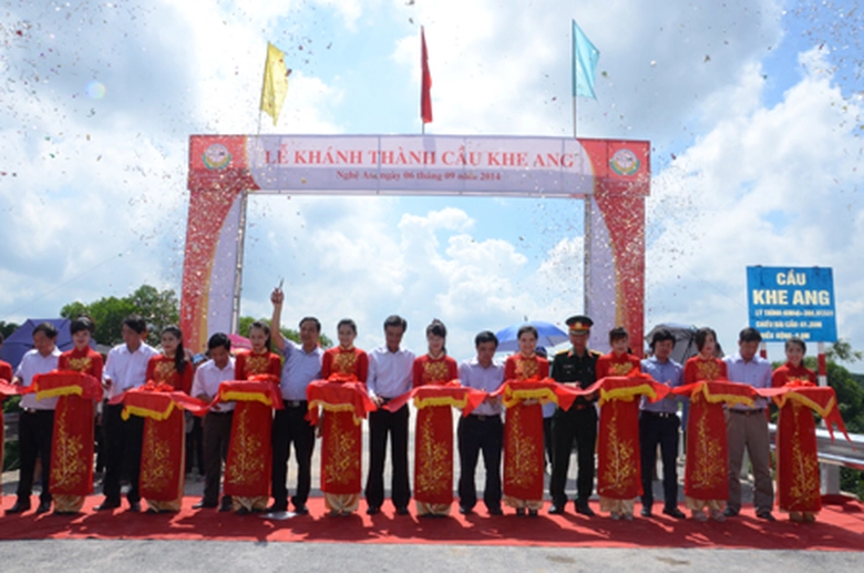 C&aacute;c đại biểu cắt băng kh&aacute;nh th&agrave;nh v&agrave; th&ocirc;ng xe cầu Khe Ang