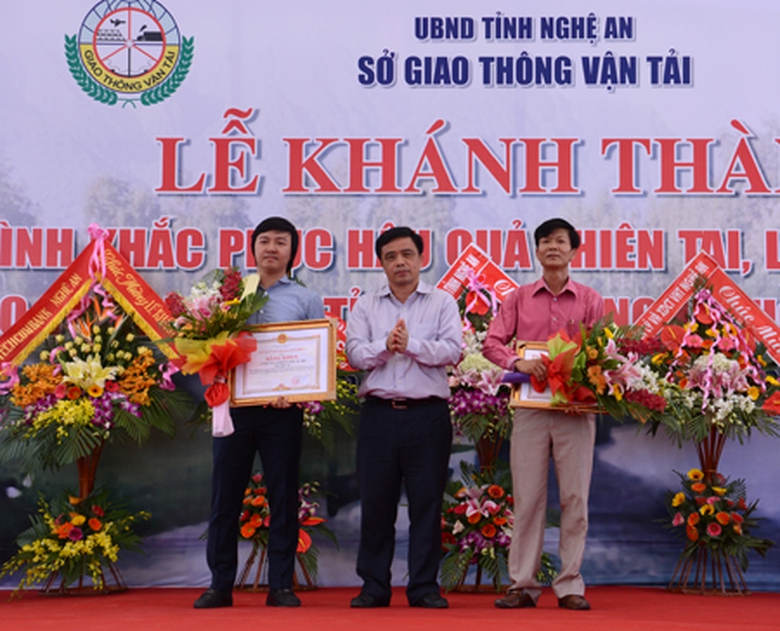 UBND tỉnh Nghệ An tặng bằng khen cho 2 nh&agrave; thầu đ&atilde; vượt kh&oacute;