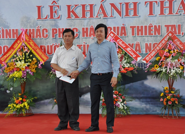 &Ocirc;ng Đ&agrave;m Anh T&agrave;i, Tổng gi&aacute;m đốc C&ocirc;ng ty CP 468 trao tặng số tiền 20 triệu đồng cho quỹ khuyến học Trường PTTH Cờ Đỏ.