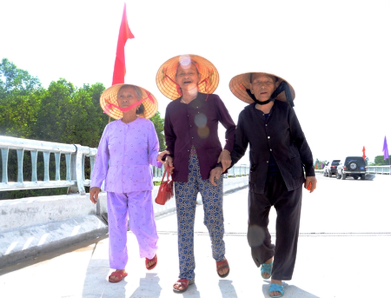 Cụ B&ugrave;i Thị Lục (giữa) c&ugrave;ng c&aacute;c cụ trong x&oacute;m đến dự lễ Kh&aacute;nh th&agrave;nh