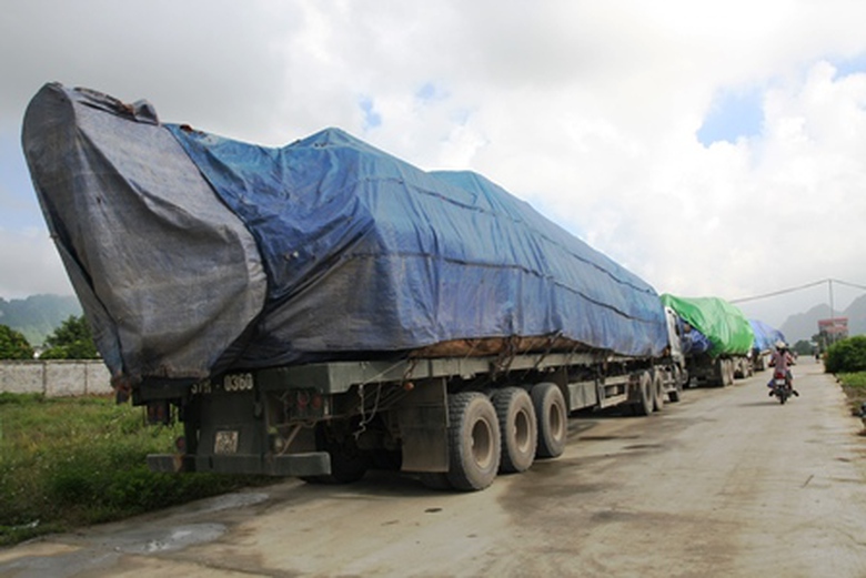 C&aacute;c xe n&agrave;y đều được phủ bạt k&iacute;n như bưng