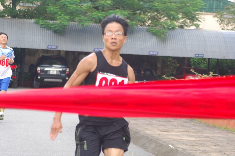 VĐV Nguyễn Minh Thiện c&aacute;n đ&iacute;ch đầu ti&ecirc;n ở nội dung 1500m nam