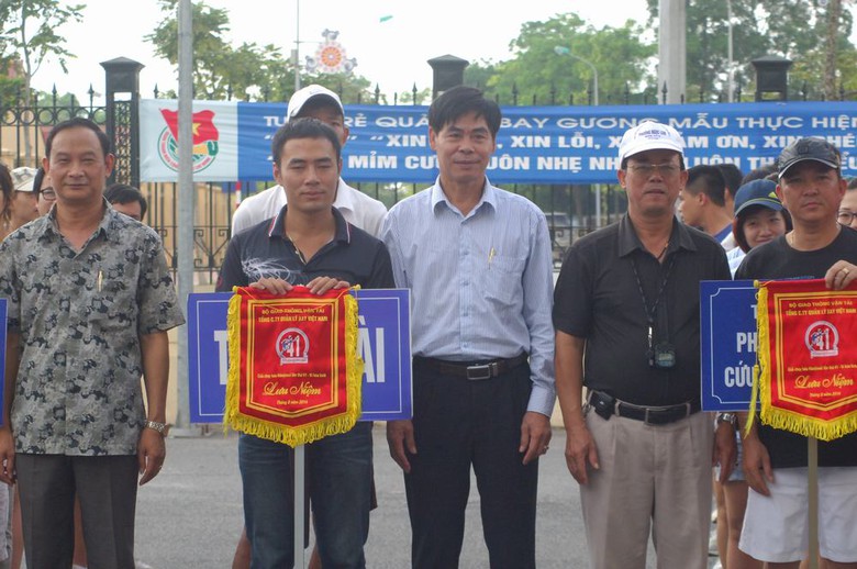C&aacute;c vj đại biểu tặng cờ lưu niệm cho c&aacute;c đơn vị tham dự