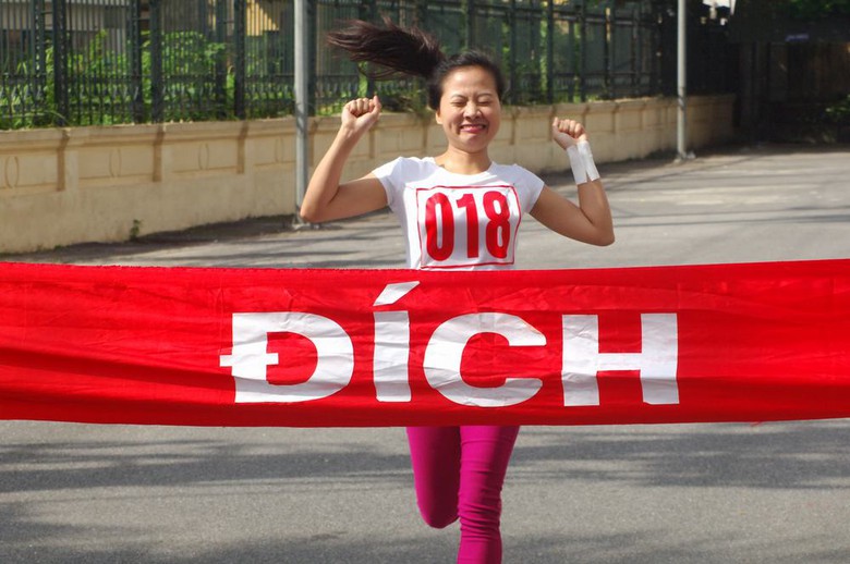 VĐV c&aacute;n đ&iacute;ch đầu ti&ecirc;n ở nội dung 800m nữ