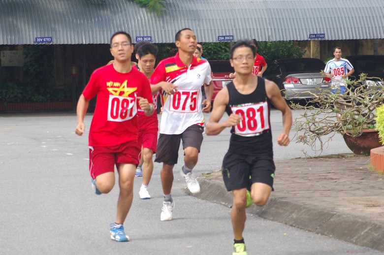 M&agrave;n đọ sức của c&aacute;c nam VĐV tỏ ra s&ocirc;i nổi hơn
