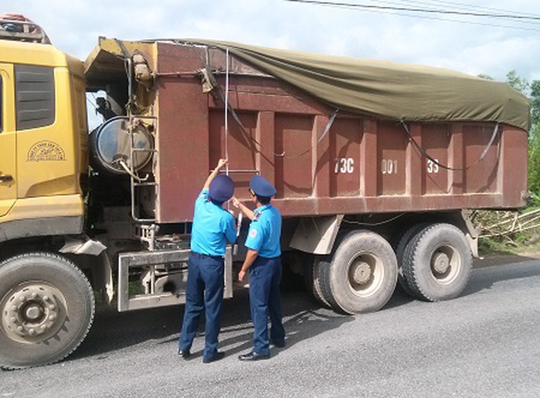 Kiểm tra k&iacute;ch thước th&ugrave;ng chở h&agrave;ng