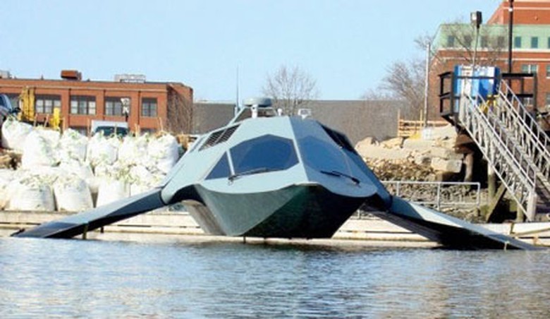 Gregory Sancoff, Gi&aacute;m đốc điều h&agrave;nh của c&ocirc;ng ty H&agrave;ng hải Juliet, khẳng định si&ecirc;u t&agrave;u t&agrave;ng h&igrave;nh biệt danh Ghost (con ma) c&oacute; thể bảo vệ ho&agrave;n hảo cho chiến hạm v&agrave; t&agrave;u s&acirc;n bay Mỹ khỏi mối đe dọa từ c&aacute;c loại t&agrave;u nhỏ si&ecirc;u tốc mang vũ kh&iacute; của kẻ th&ugrave;. Khả năng t&agrave;ng h&igrave;nh ưu việt gi&uacute;p n&oacute; gần như biến mất tr&ecirc;n radar, CNN đưa tin.