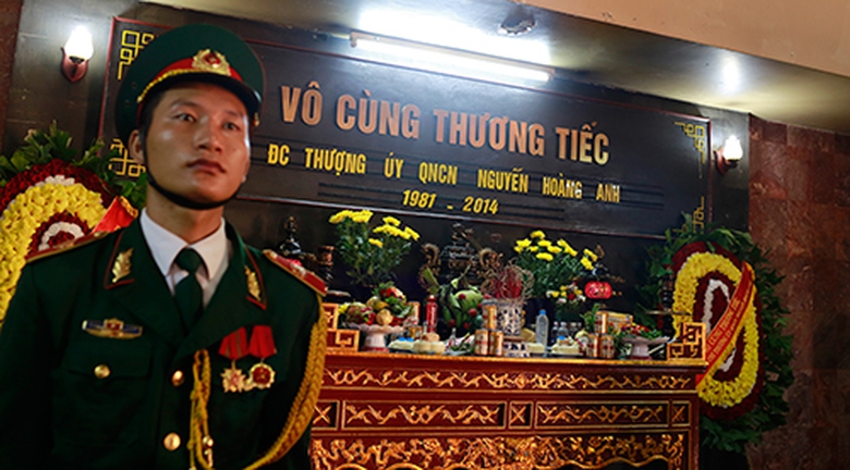 Trước khi hy sinh, thượng &uacute;y Ho&agrave;ng Anh đ&atilde; c&oacute; những ng&agrave;y nỗ lực chiến đấu với vết thương, anh đ&atilde; v&agrave;i lần được c&aacute;c b&aacute;c sỹ dự định &ldquo;cai&rdquo; m&aacute;y lọc m&aacute;u li&ecirc;n tục để chuyển sang biện ph&aacute;p điều trị mới nhưng kh&ocirc;ng th&agrave;nh.