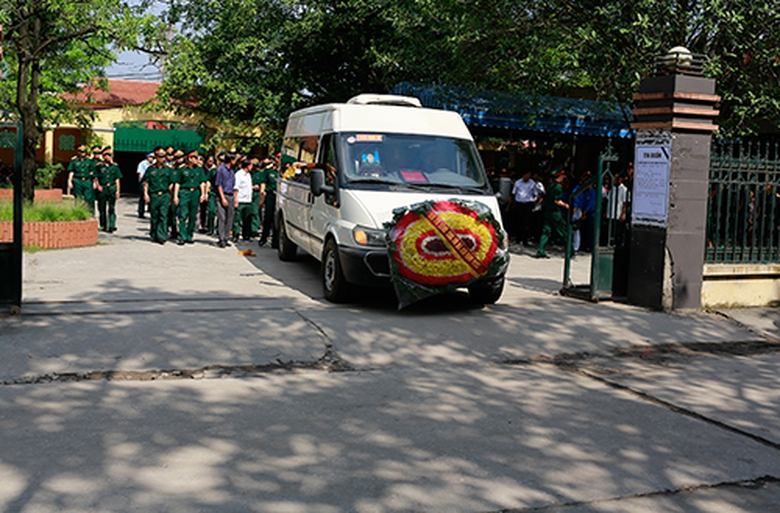 Sau l&ecirc;̃ vi&ecirc;́ng, l&ecirc;̃ truy đi&ecirc;̣u, đ&ocirc;̀ng chí Nguyễn Hoàng Anh được chuy&ecirc;̉n v&ecirc;̀ an táng tại Thái B&igrave;nh theo mong mu&ocirc;́n của gia đình.