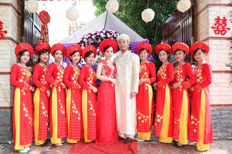 Ng&agrave;y 4/9 vừa qua cặp đ&ocirc;i Quỳnh Nga v&agrave; Do&atilde;n Tuấn đ&atilde; l&agrave;m lễ ăn hỏi tại tư gia. Với sự c&oacute; mặt đầy đủ của họ h&agrave;ng hai b&ecirc;n v&agrave; bạn b&egrave; th&acirc;n thiết. 