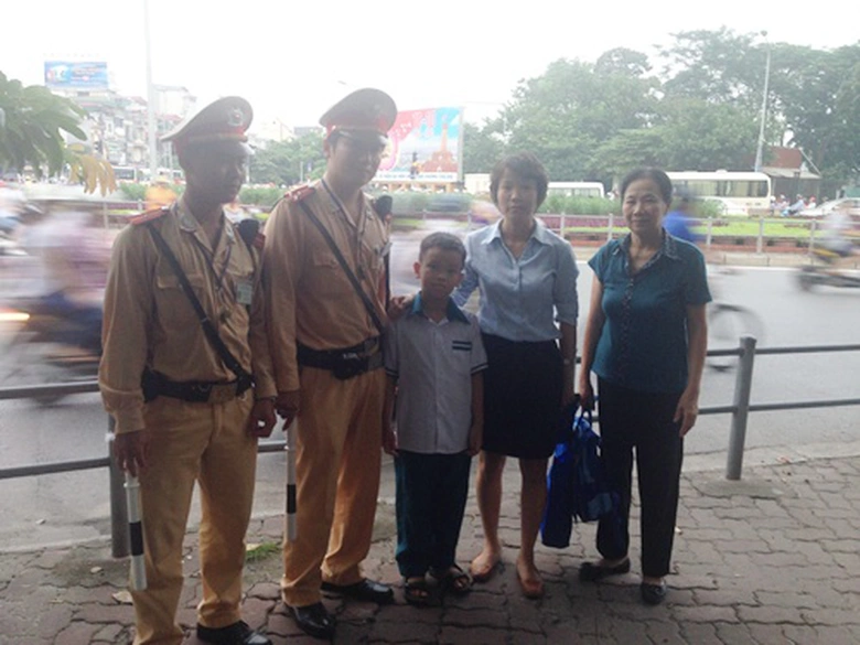 Ngay sau khi li&ecirc;n lạc được với gia đ&igrave;nh ch&aacute;u b&eacute;, mẹ v&agrave; b&agrave; nội ch&aacute;u đ&atilde; nhanh ch&oacute;ng tới tiến h&agrave;nh l&agrave;m thủ tục nhận lại ch&aacute;u, đồng thời gửi lời cảm ơn tới c&aacute;c chiến sĩ Đội CSGT Số 4.