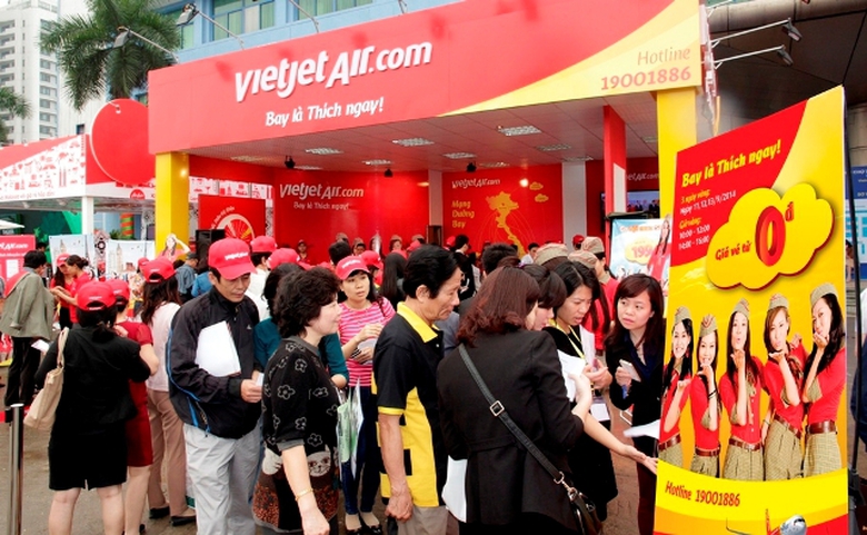 Trong 3 ng&agrave;y diễn ra hội chợ, Vietjet Air mang đến h&agrave;ng ng&agrave;n v&eacute; m&aacute;y bay với gi&aacute; chỉ từ 0 đồng, 99.000 đồng, 199.000 đồng d&agrave;nh cho tất cả kh&aacute;ch h&agrave;ng đến tham quan gian h&agrave;ng