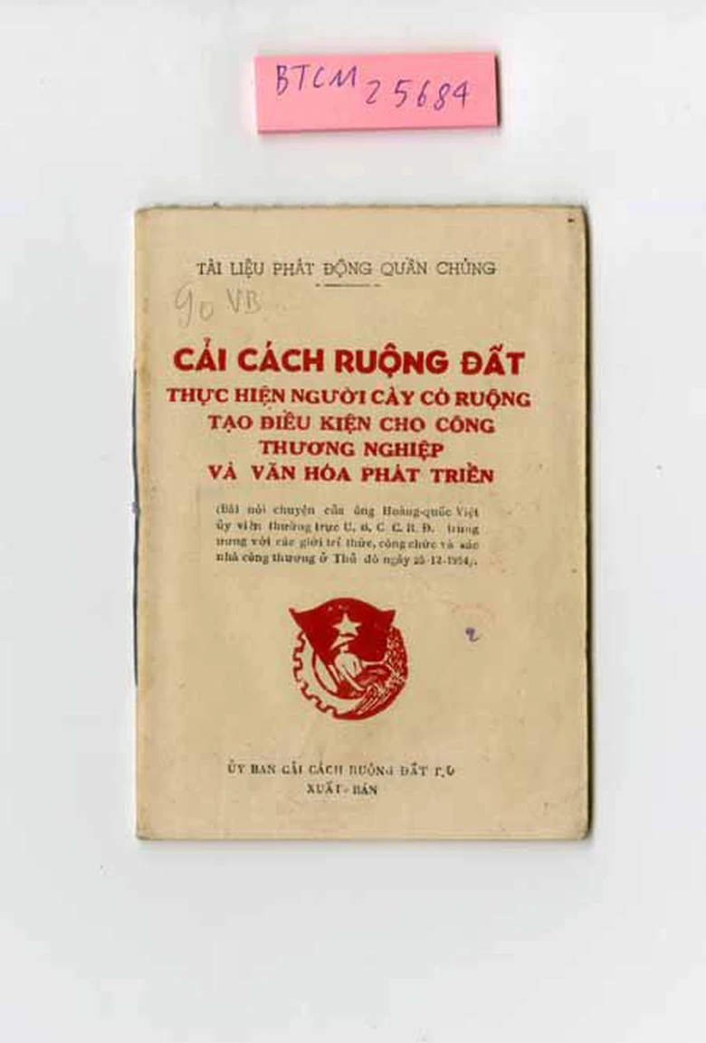 Một trong những tư liệu về cải c&aacute;ch ruộng đất được trưng b&agrave;y tại bảo t&agrave;ng